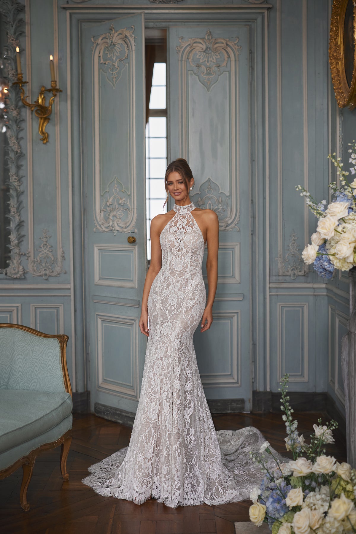 Abito da sposa Maraya – uno scollo all’americana e pizzo che segue la figura, DAMA Couture Something Blue 2027.
