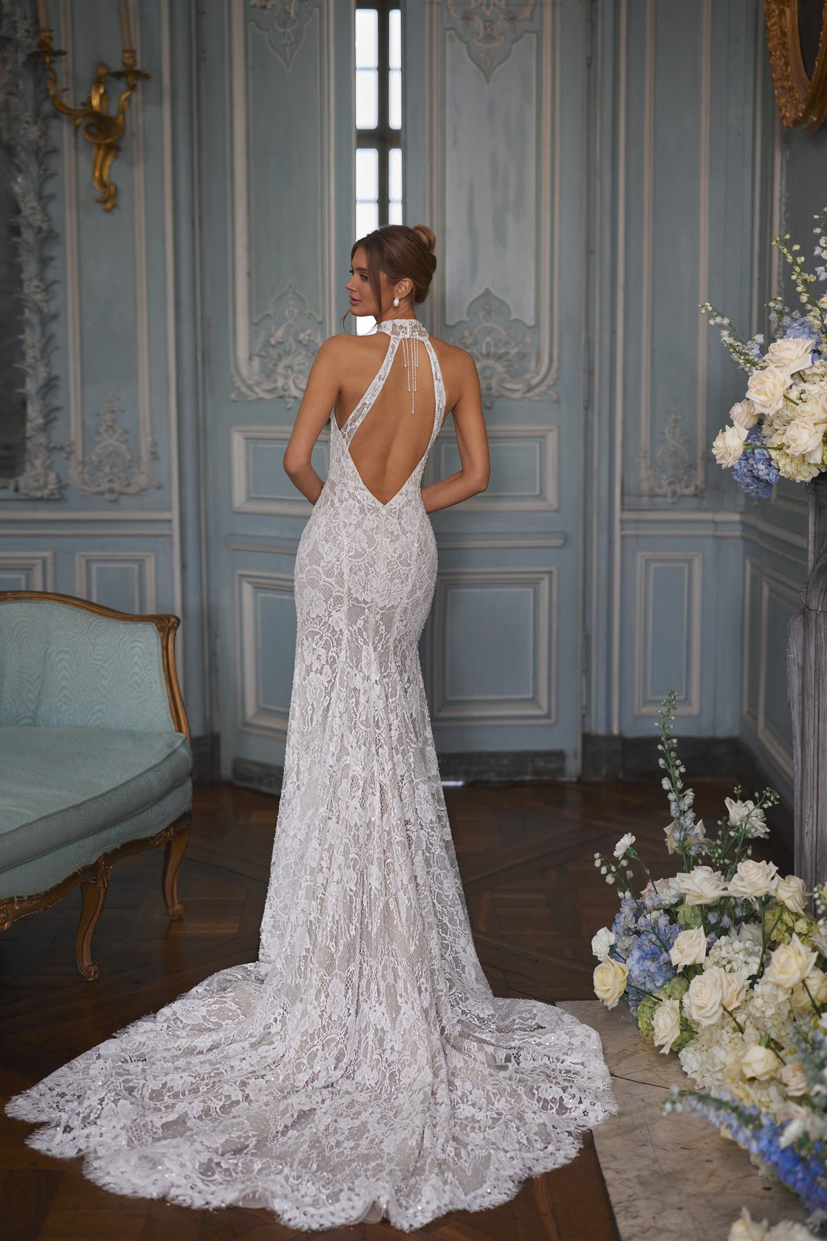 Abito da sposa Maraya della collezione Something Blue 2027 – uno scollo all’americana e pizzo che segue la figura.