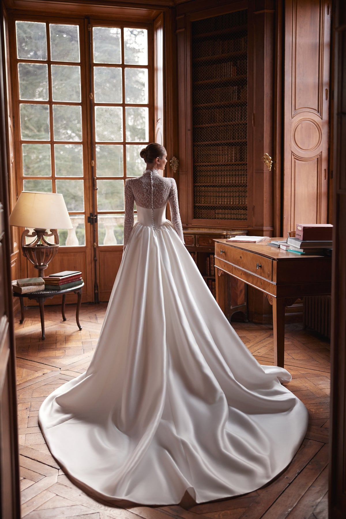 Abito da sposa Maristella – un corpetto in pizzo a collo alto con maniche lunghe e un’ampia gonna in raso, DAMA Couture Something Blue 2027.