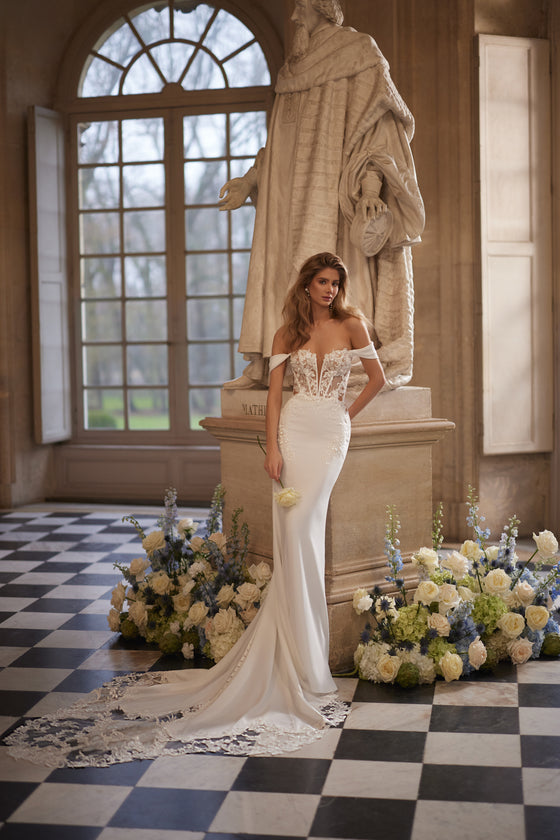 Abito da sposa Matilde – abito da sposa a sirena con uno scollo che lascia le spalle scoperte e una silhouette aderente disegnata dal pizzo.
