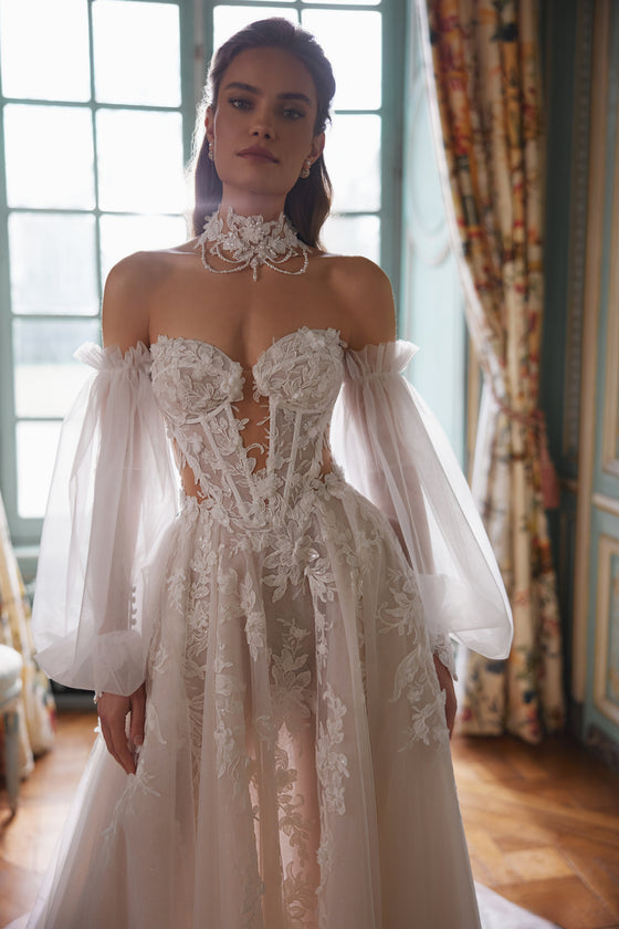 Abito da sposa Melusine – abito da sposa a trapezio con un corpetto senza spalline in pizzo botanico e maniche staccabili in tulle.