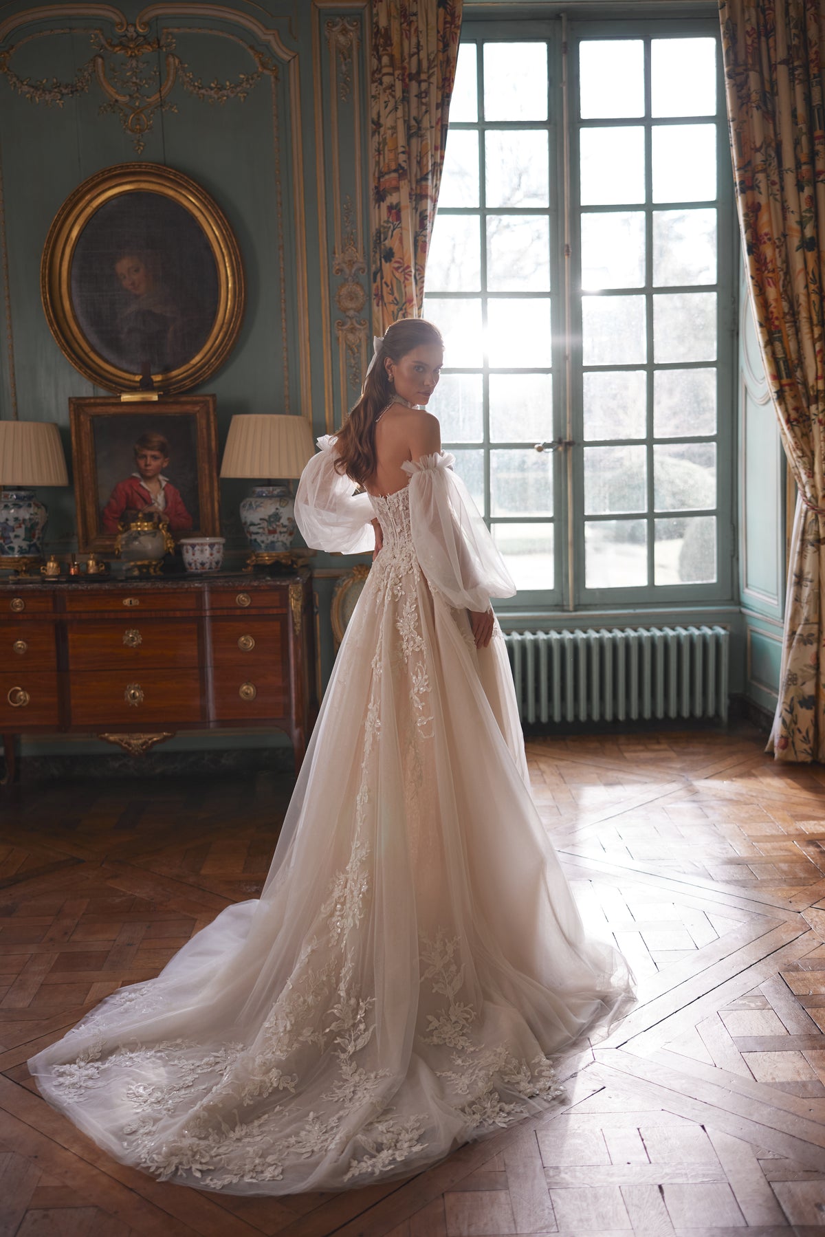 Abito da sposa Melusine della collezione Something Blue 2027 – un corpetto senza spalline in pizzo botanico e maniche staccabili in tulle.
