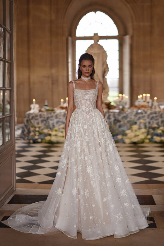 Abito da sposa Milkyway – abito da sposa a trapezio con uno scollo quadrato e una gonna in tulle ricamata a stelle.