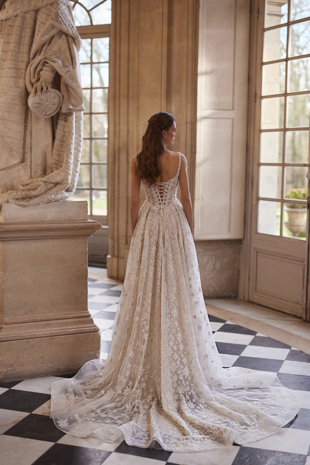 Abito da sposa Milkyway – uno scollo quadrato e una gonna in tulle ricamata a stelle.
