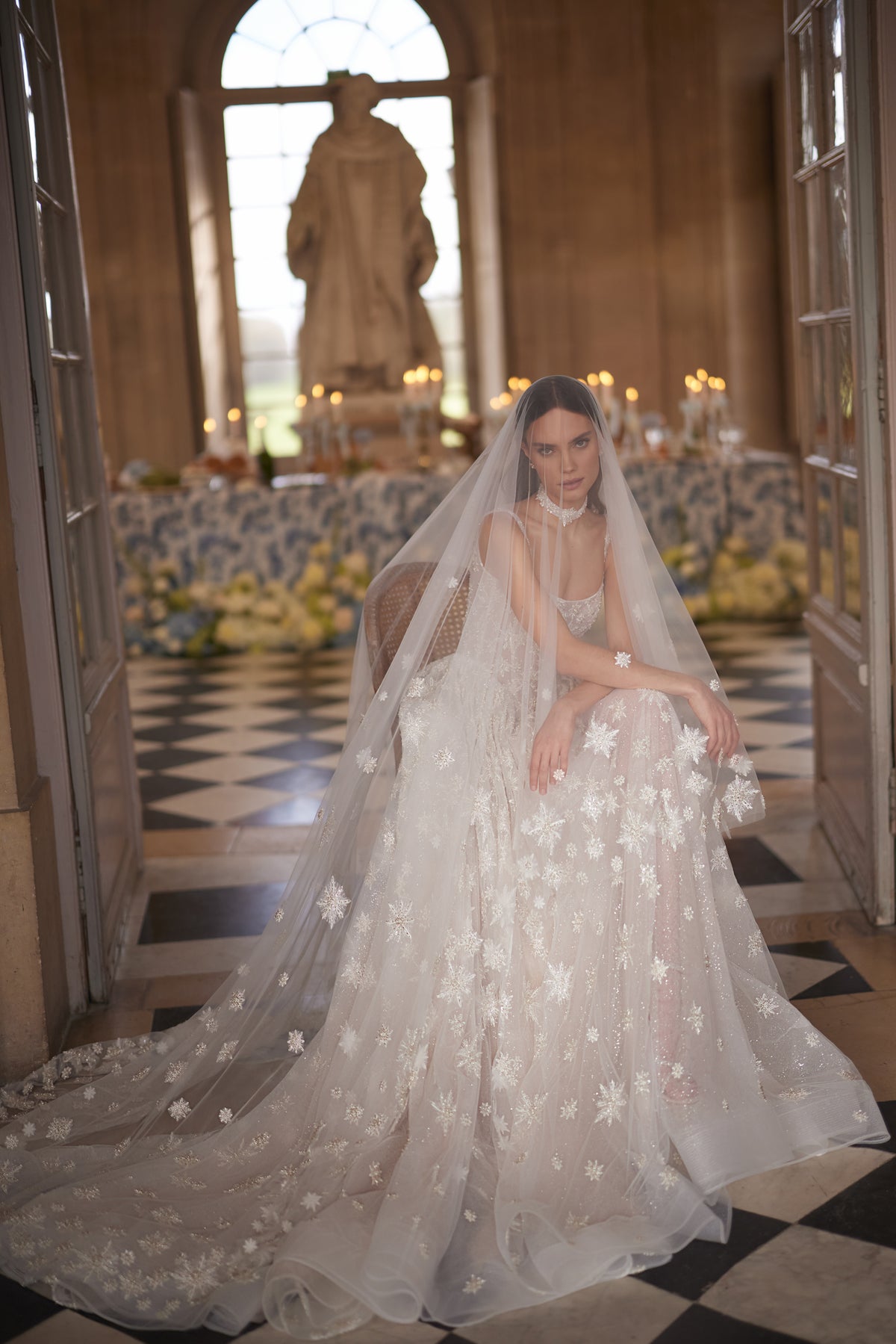 Velo Milkyway: lungo velo cosparso di dettagli di perline, indossato con l’abito da sposa Milkyway.