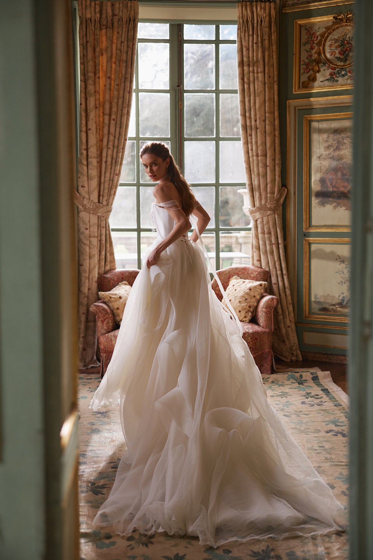 Abito da sposa Nerina – dettagli gioiello e spalline scese in tulle.