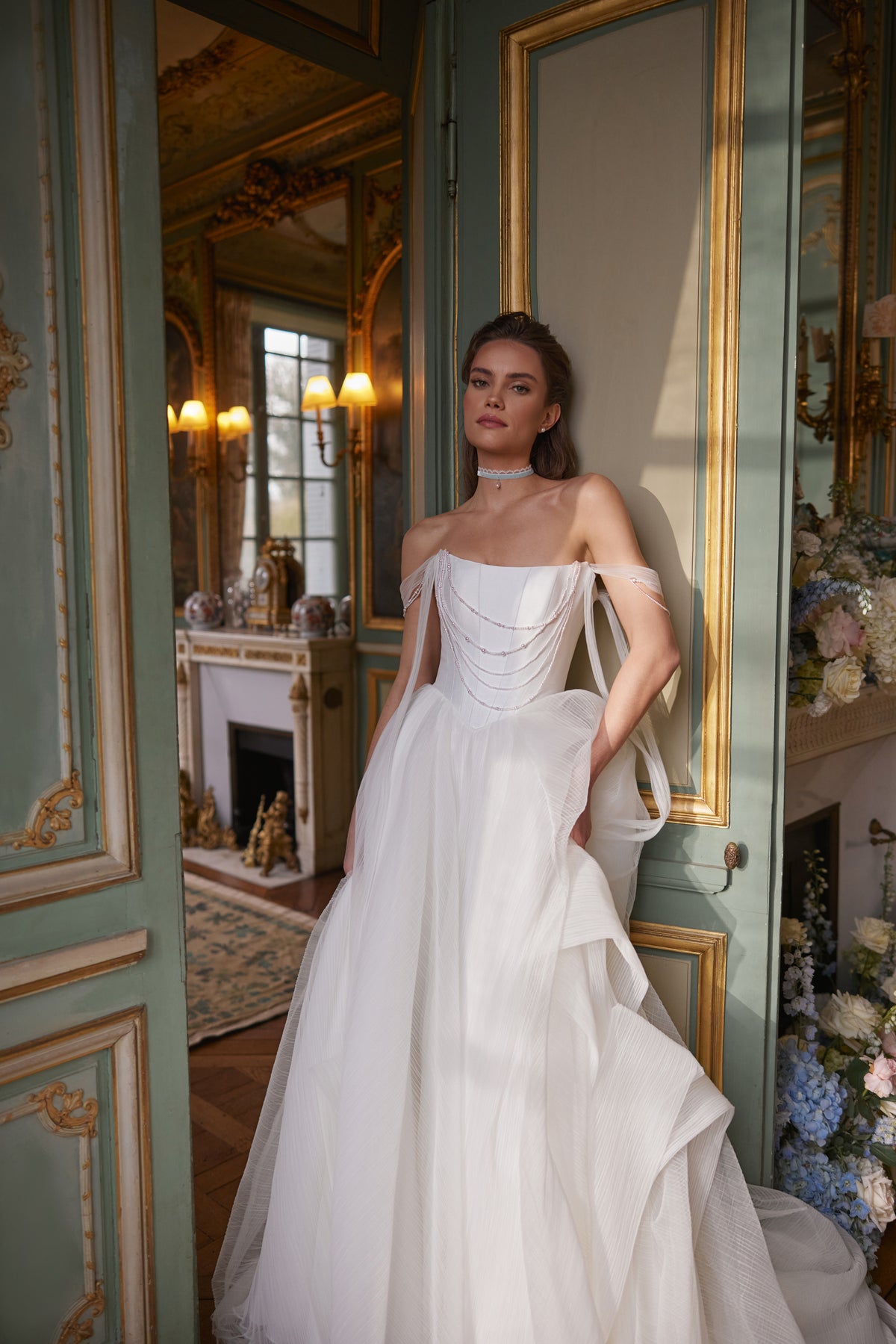 Abito da sposa Nerina – dettagli gioiello e spalline scese in tulle, DAMA Couture Something Blue 2027.