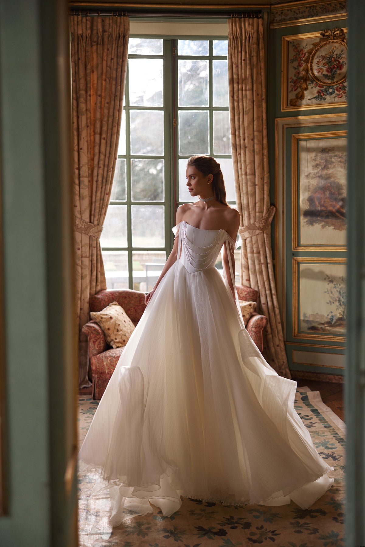 Abito da sposa Nerina della collezione Something Blue 2027 – dettagli gioiello e spalline scese in tulle.