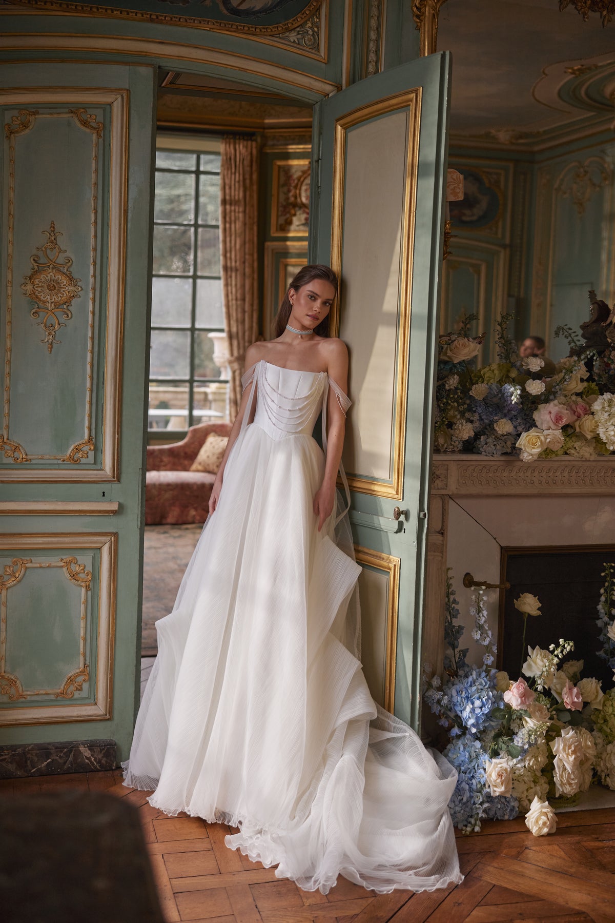 Abito da sposa Nerina – silhouette a trapezio con dettagli gioiello e spalline scese in tulle.