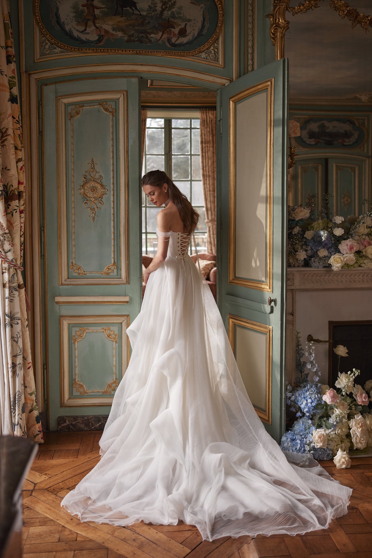 Abito da sposa Nerina – abito da sposa con dettagli gioiello e spalline scese in tulle, DAMA Couture.