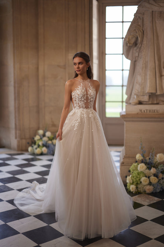 Abito da sposa Nilla – abito da sposa a trapezio con un collo alto trasparente e una gonna in tulle con pizzo floreale.