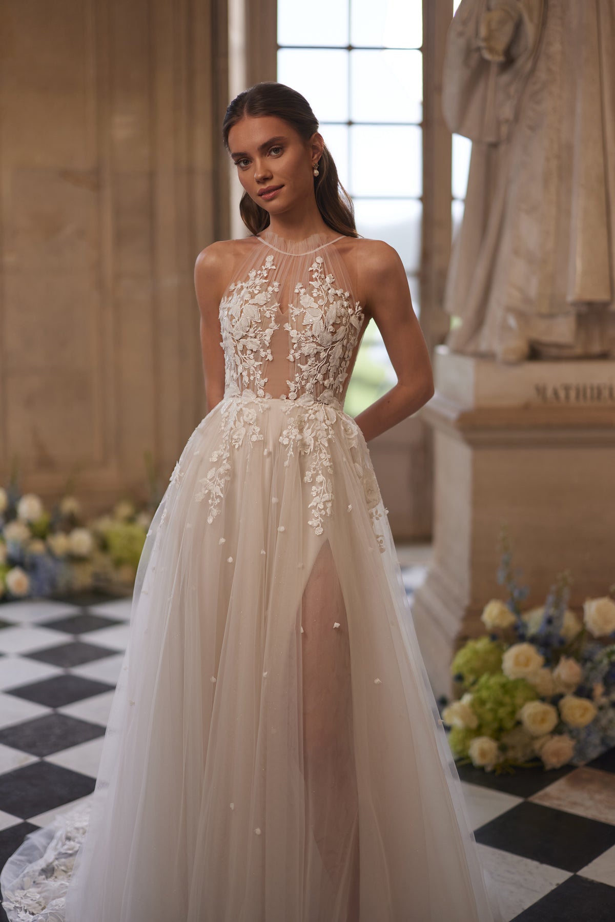 Abito da sposa Nilla – un collo alto trasparente e una gonna in tulle con pizzo floreale.