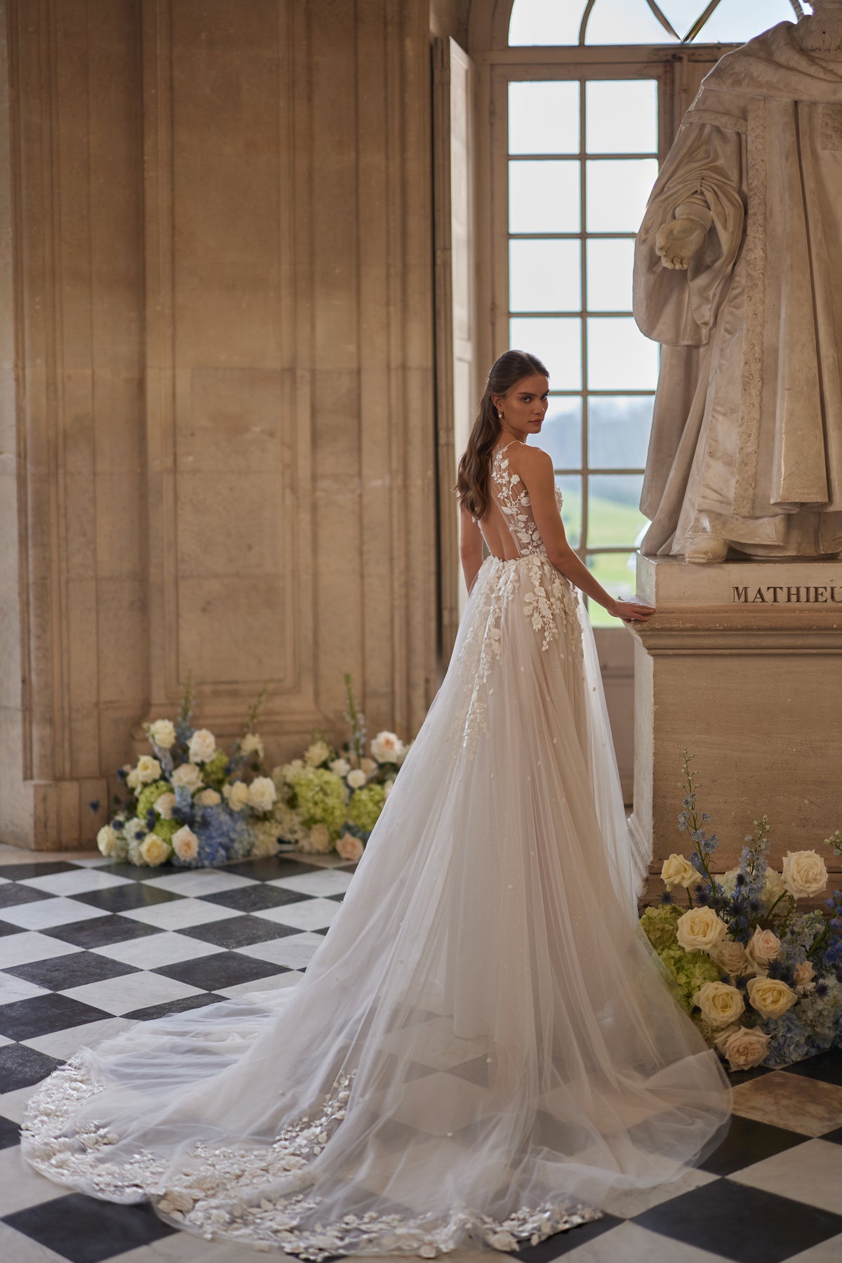 Abito da sposa Nilla – un collo alto trasparente e una gonna in tulle con pizzo floreale, DAMA Couture Something Blue 2027.