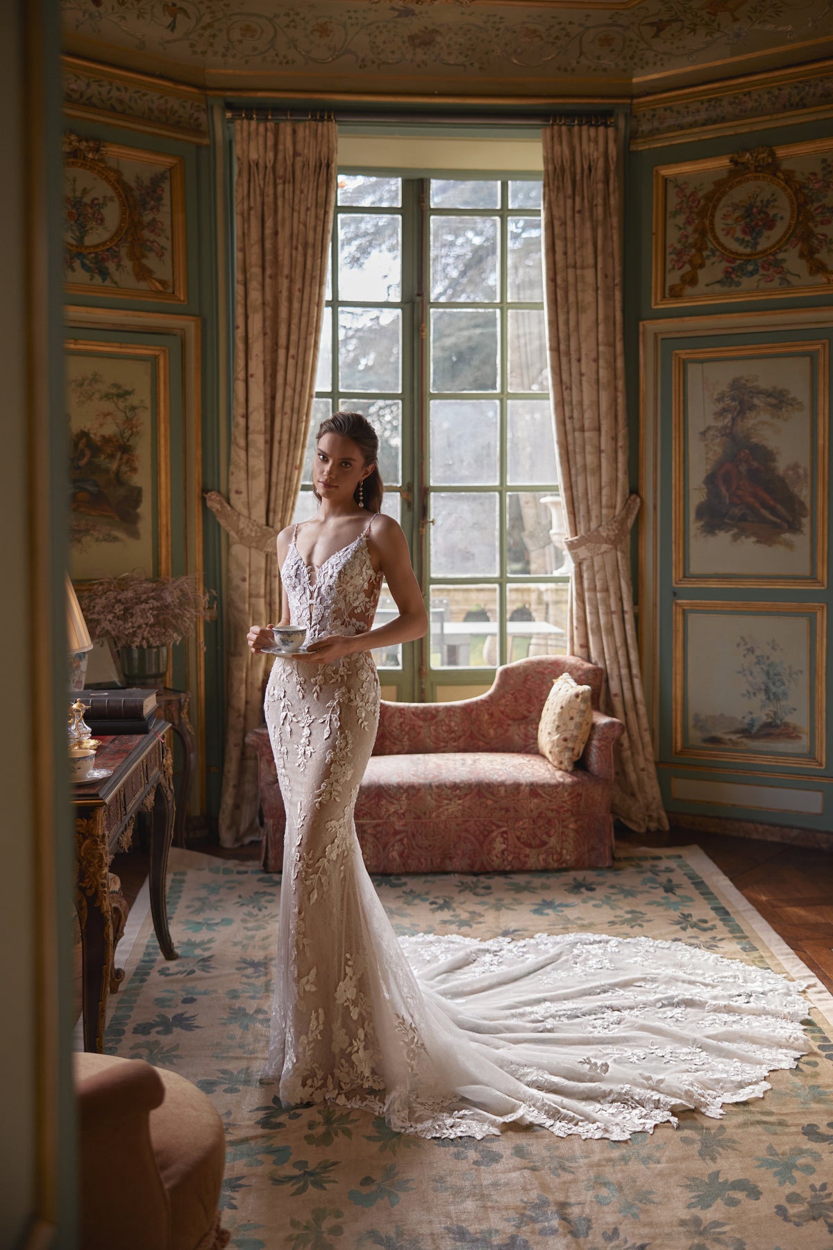 Abito da sposa Ondine – uno scollo a V profondo e una profonda scollatura arrotondata sulla schiena, effetto illusion, DAMA Couture Something Blue 2027.