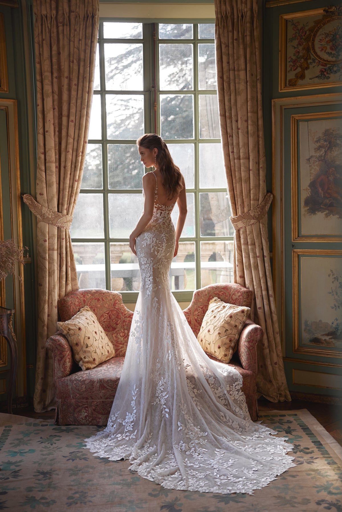 Abito da sposa Ondine della collezione Something Blue 2027 – uno scollo a V profondo e una profonda scollatura arrotondata sulla schiena, effetto illusion.
