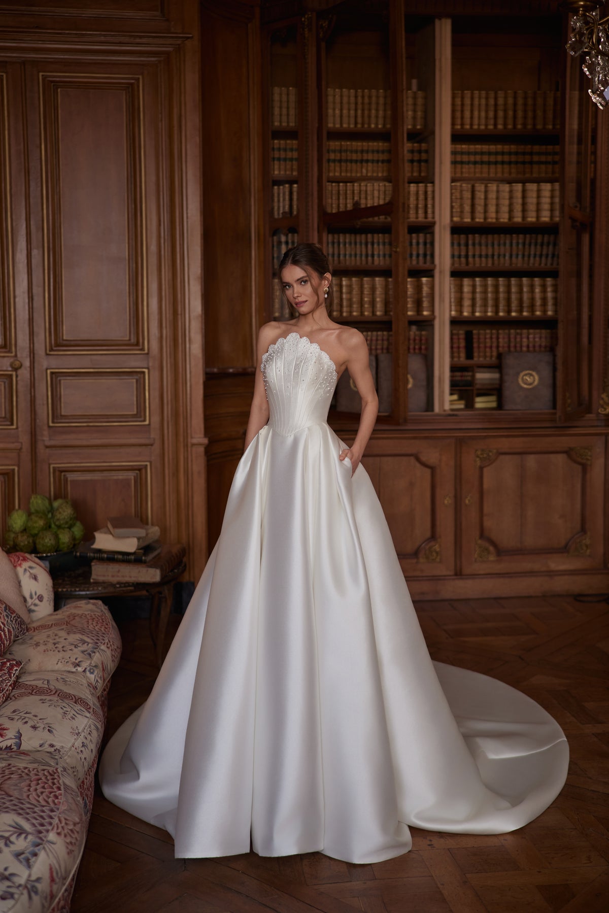 Abito da sposa Shella – un corsetto scolpito senza spalline e un’ampia gonna in raso.