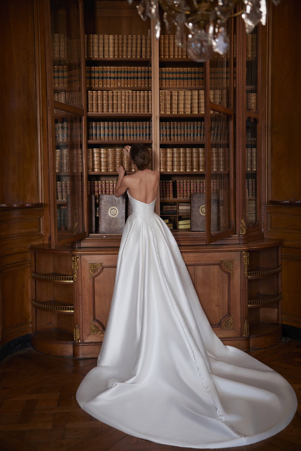 Abito da sposa Shella – un corsetto scolpito senza spalline e un’ampia gonna in raso, DAMA Couture Something Blue 2027.