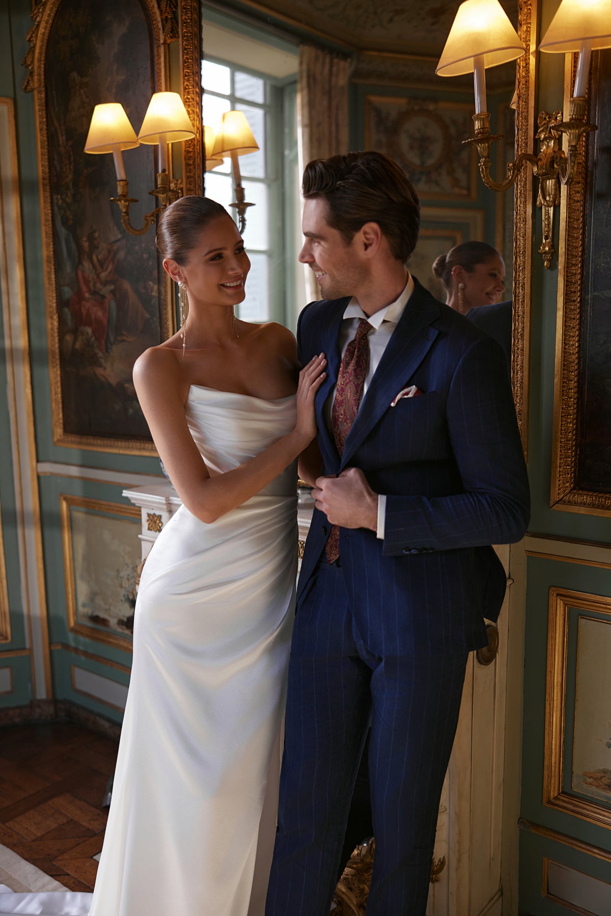 Abito da sposa Sodden – uno scollo senza spalline morbidamente drappeggiato e uno spacco alto, in raso fluido.
