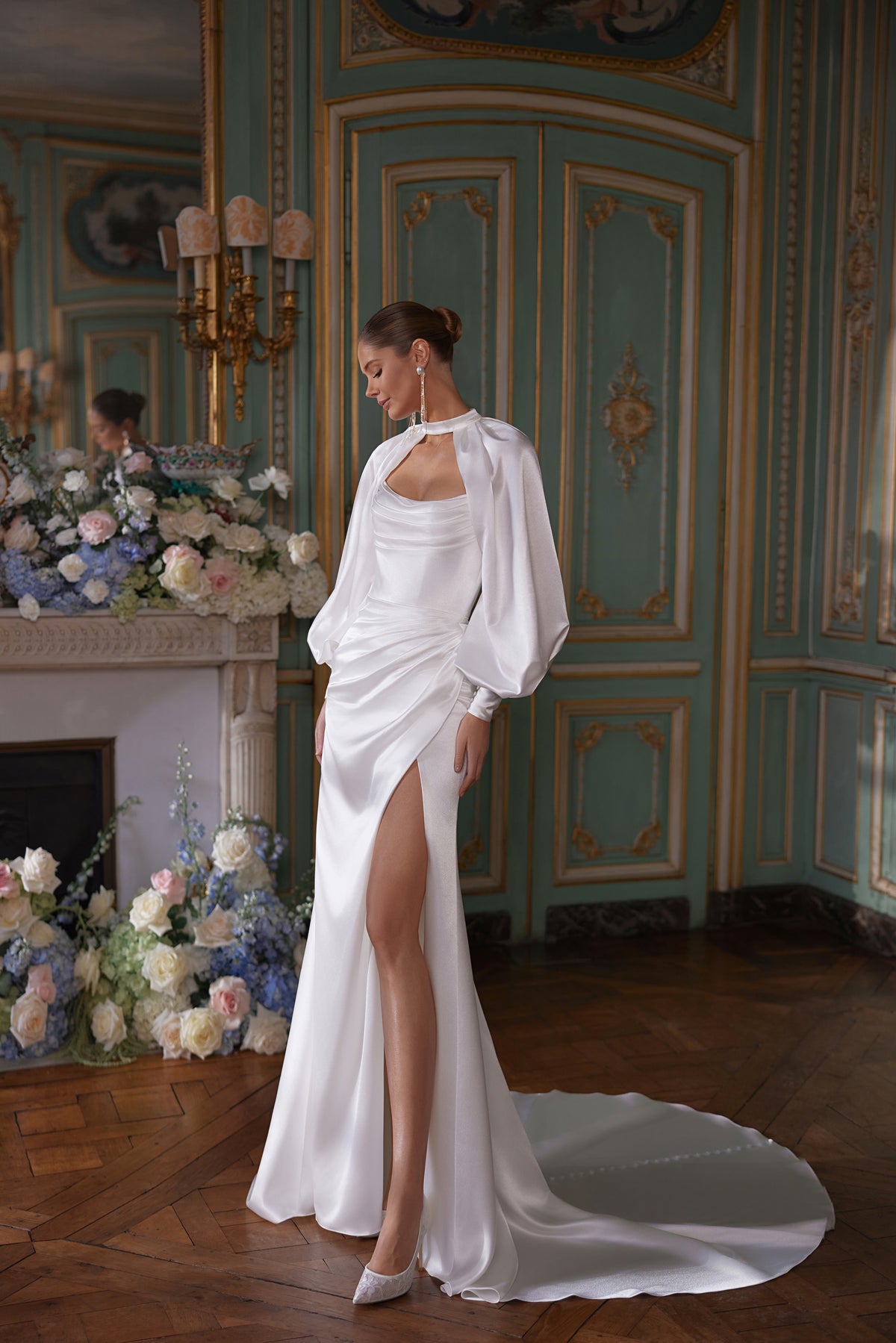 Abito da sposa Sodden – uno scollo senza spalline morbidamente drappeggiato e uno spacco alto, in raso fluido, DAMA Couture Something Blue 2027.