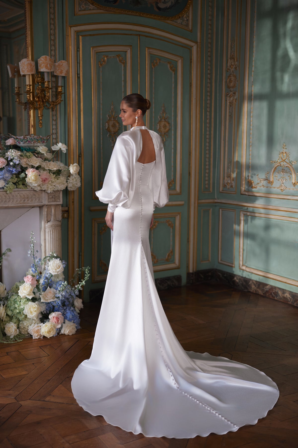 Abito da sposa Sodden della collezione Something Blue 2027 – uno scollo senza spalline morbidamente drappeggiato e uno spacco alto, in raso fluido.