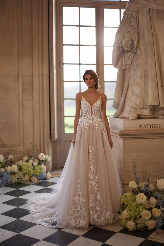 Abito da sposa Solene – abito da sposa a trapezio con spalline delicate, uno scollo aperto e applicazioni in pizzo floreale.
