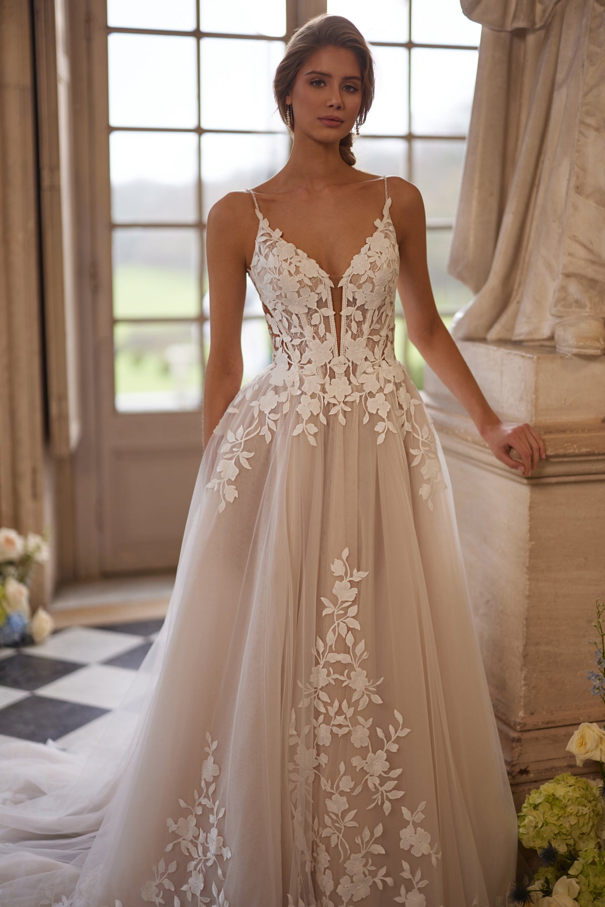 Abito da sposa Solene – spalline delicate, uno scollo aperto e applicazioni in pizzo floreale.
