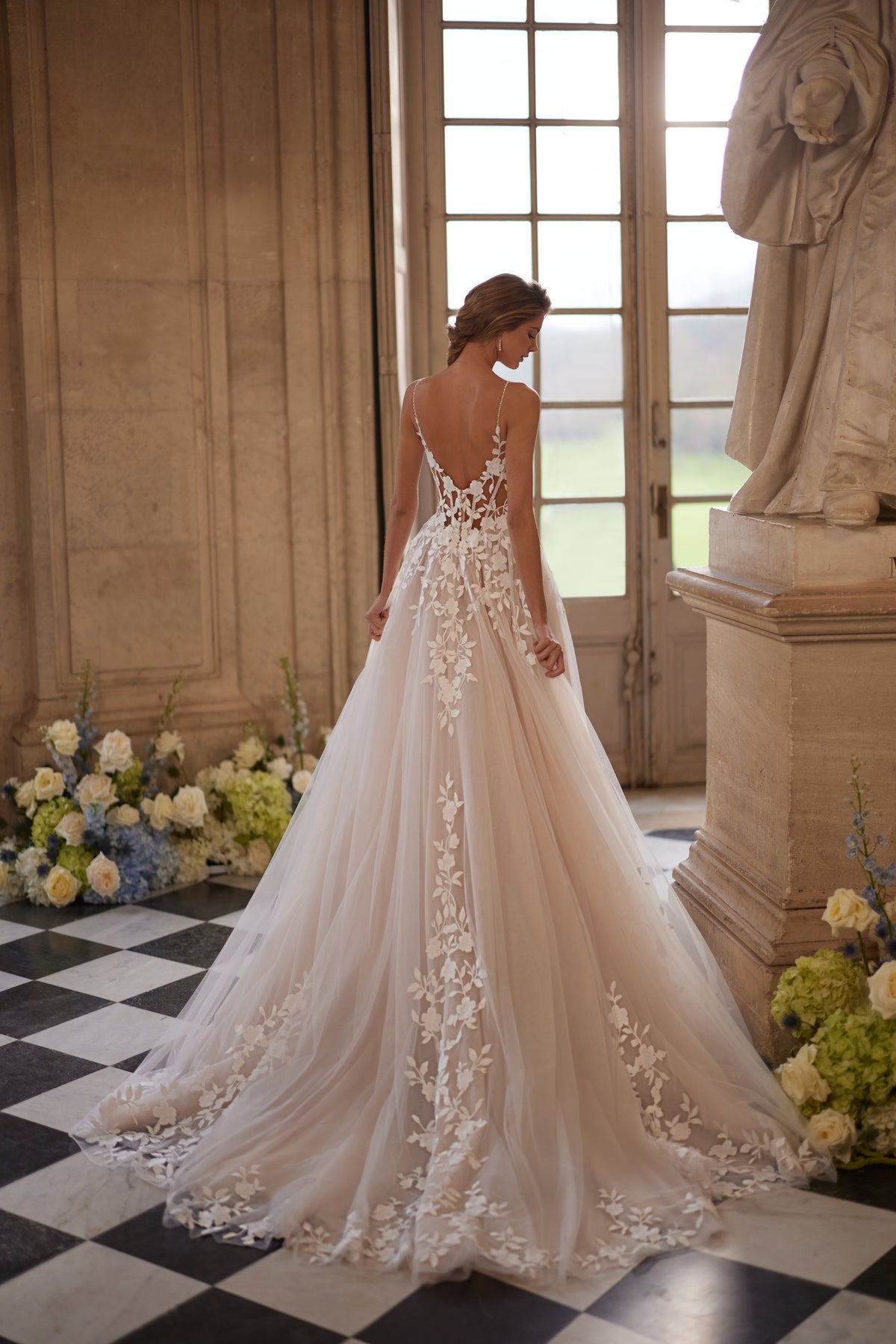 Abito da sposa Solene – spalline delicate, uno scollo aperto e applicazioni in pizzo floreale, DAMA Couture Something Blue 2027.