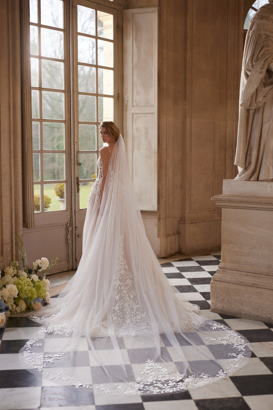 Velo Solene: morbido velo in tulle, indossato con l’abito da sposa Solene.