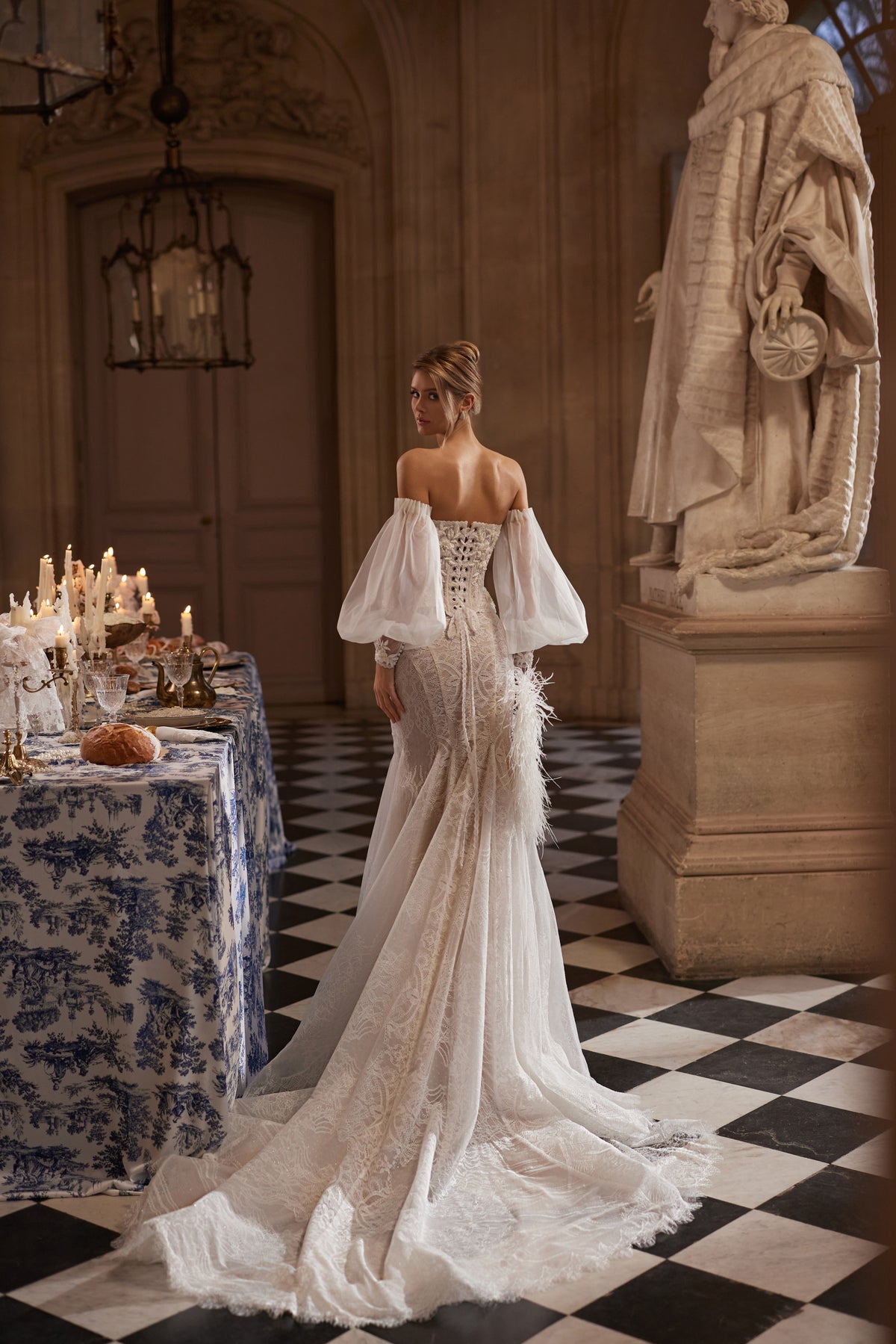 Corsetto Tara + gonna a sirena Thea – un corsetto strutturato Tara con maniche che lasciano le spalle scoperte e la gonna a sirena Thea, DAMA Couture Something Blue 2027.