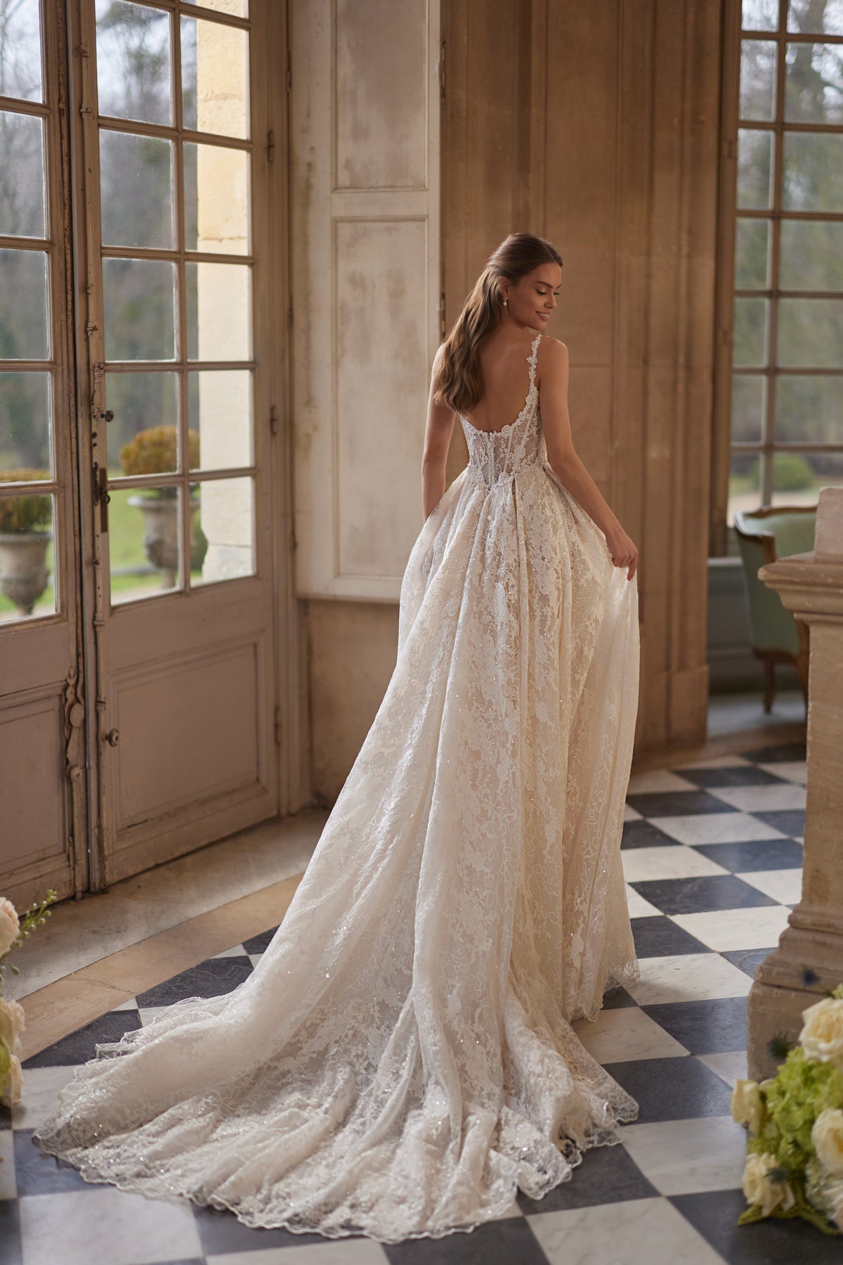 Abito da sposa Thetis – un corsetto trasparente, spalline in pizzo e una ricca gonna in pizzo.
