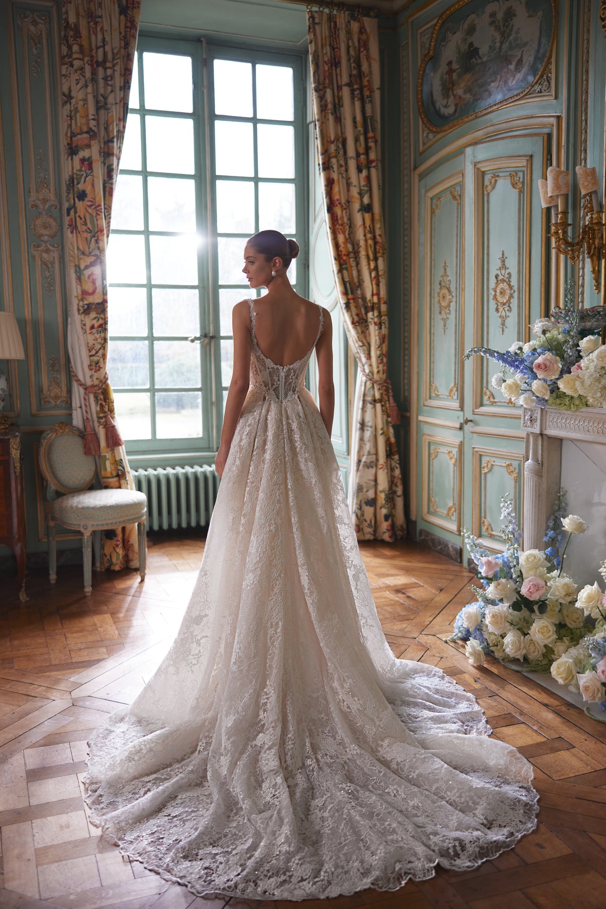 Abito da sposa Thetis – un corsetto trasparente, spalline in pizzo e una ricca gonna in pizzo, della collezione sposa Something Blue 2027.