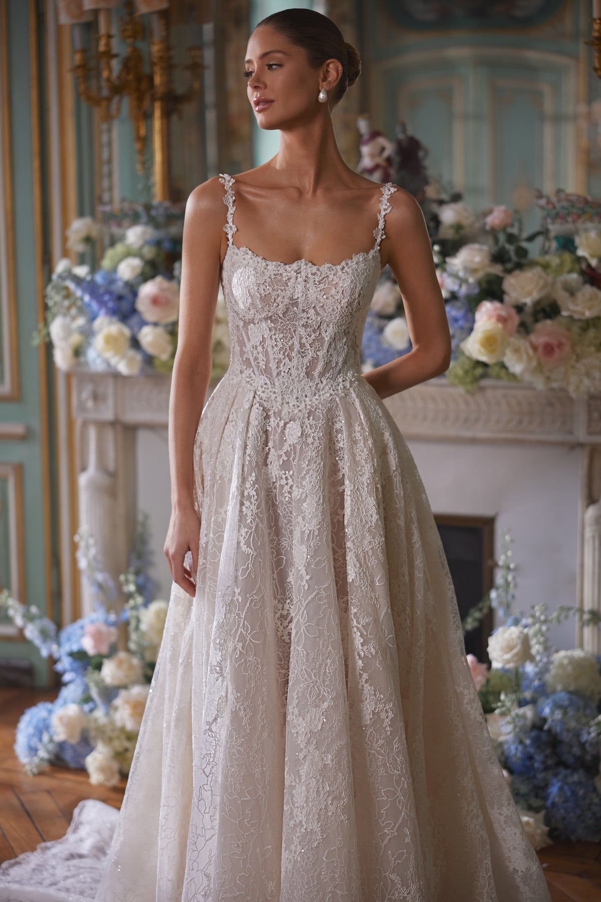 Abito da sposa Thetis – abito da sposa a trapezio con un corsetto trasparente, spalline in pizzo e una ricca gonna in pizzo.