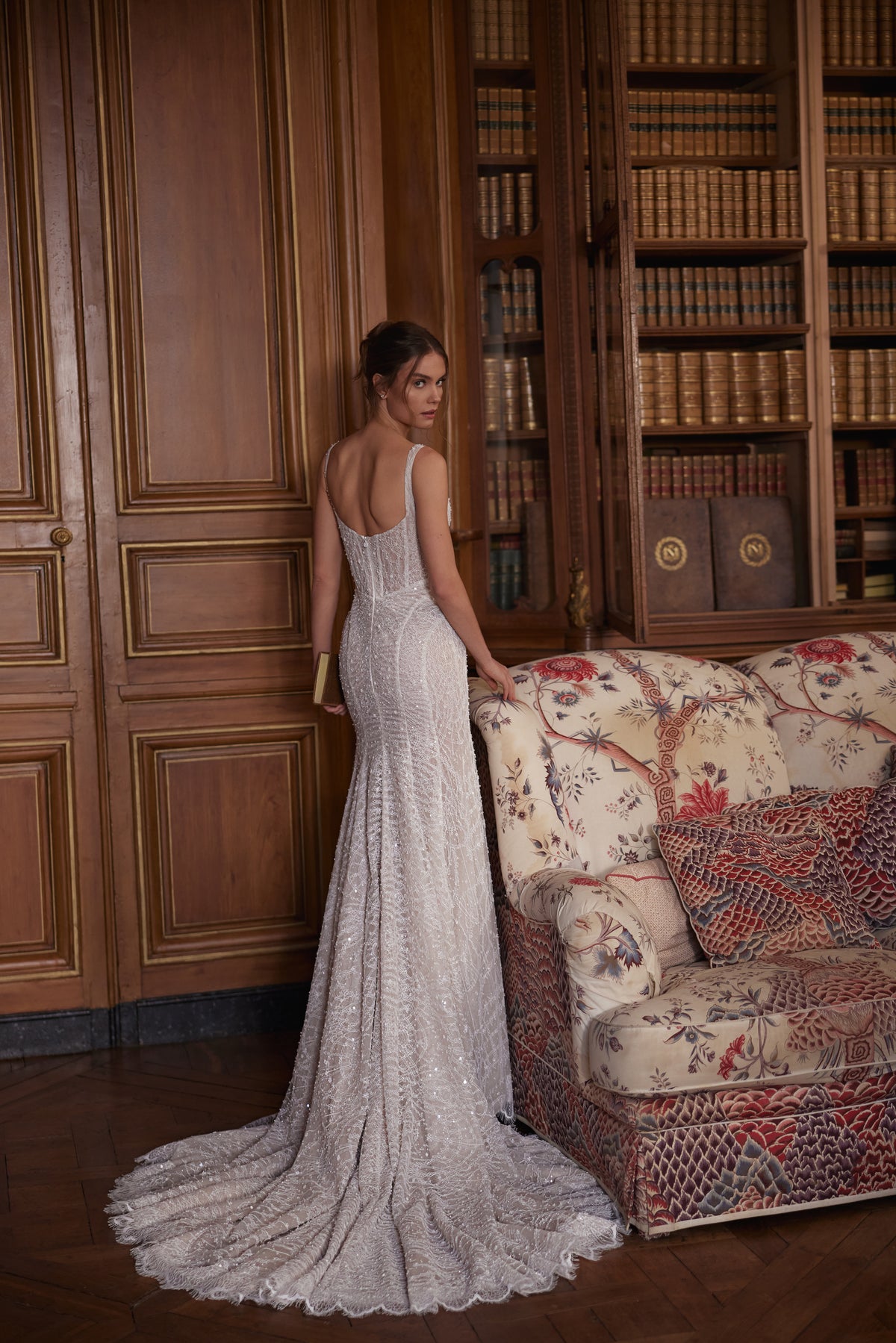 Abito da sposa Tissaia – abito da sposa a sirena con uno scollo quadrato moderno e una profonda scollatura arrotondata sulla schiena.