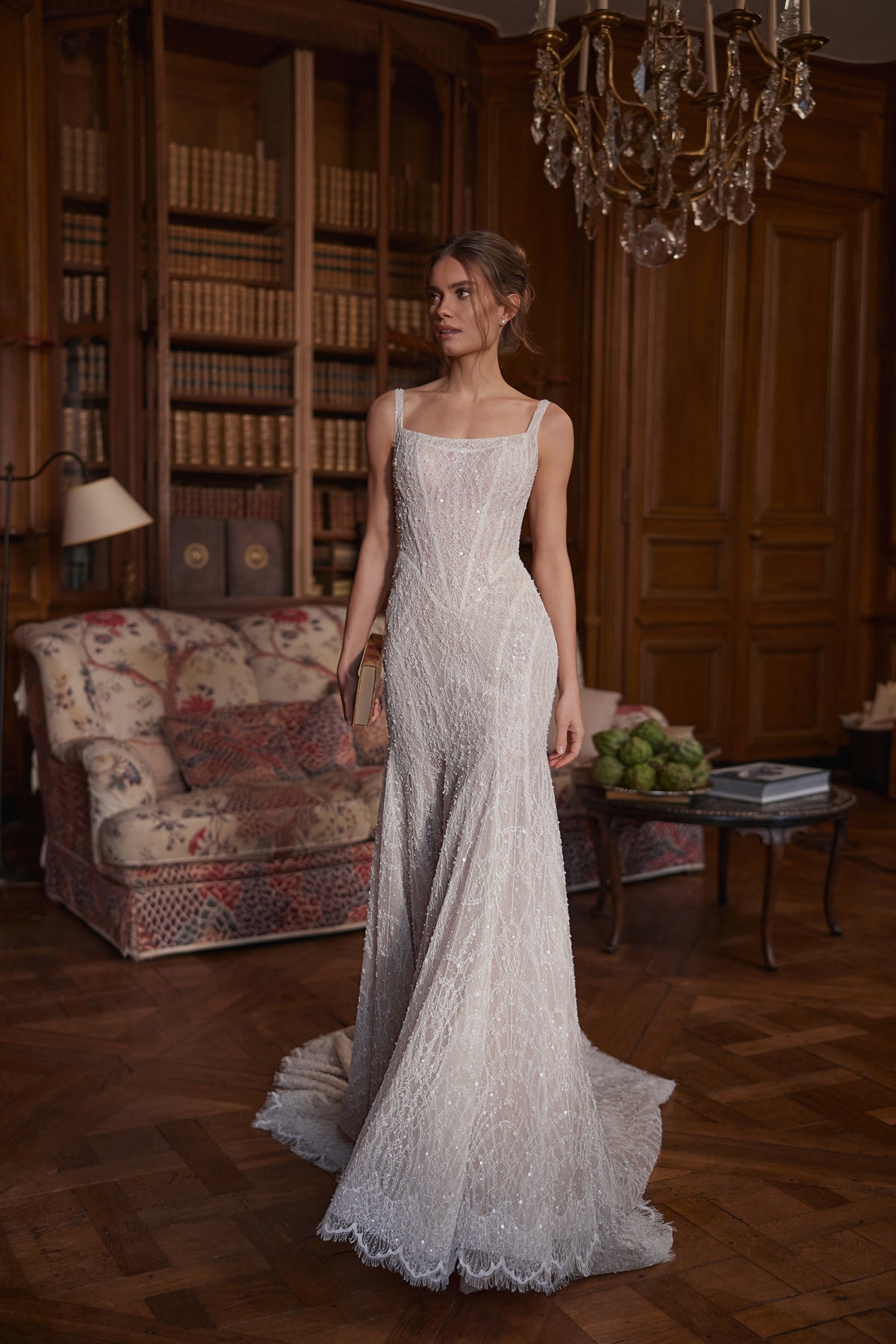 Abito da sposa Tissaia – uno scollo quadrato moderno e una profonda scollatura arrotondata sulla schiena.
