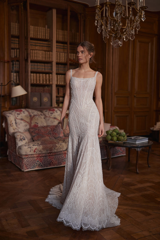 Abito da sposa Tissaia – uno scollo quadrato moderno e una profonda scollatura arrotondata sulla schiena.