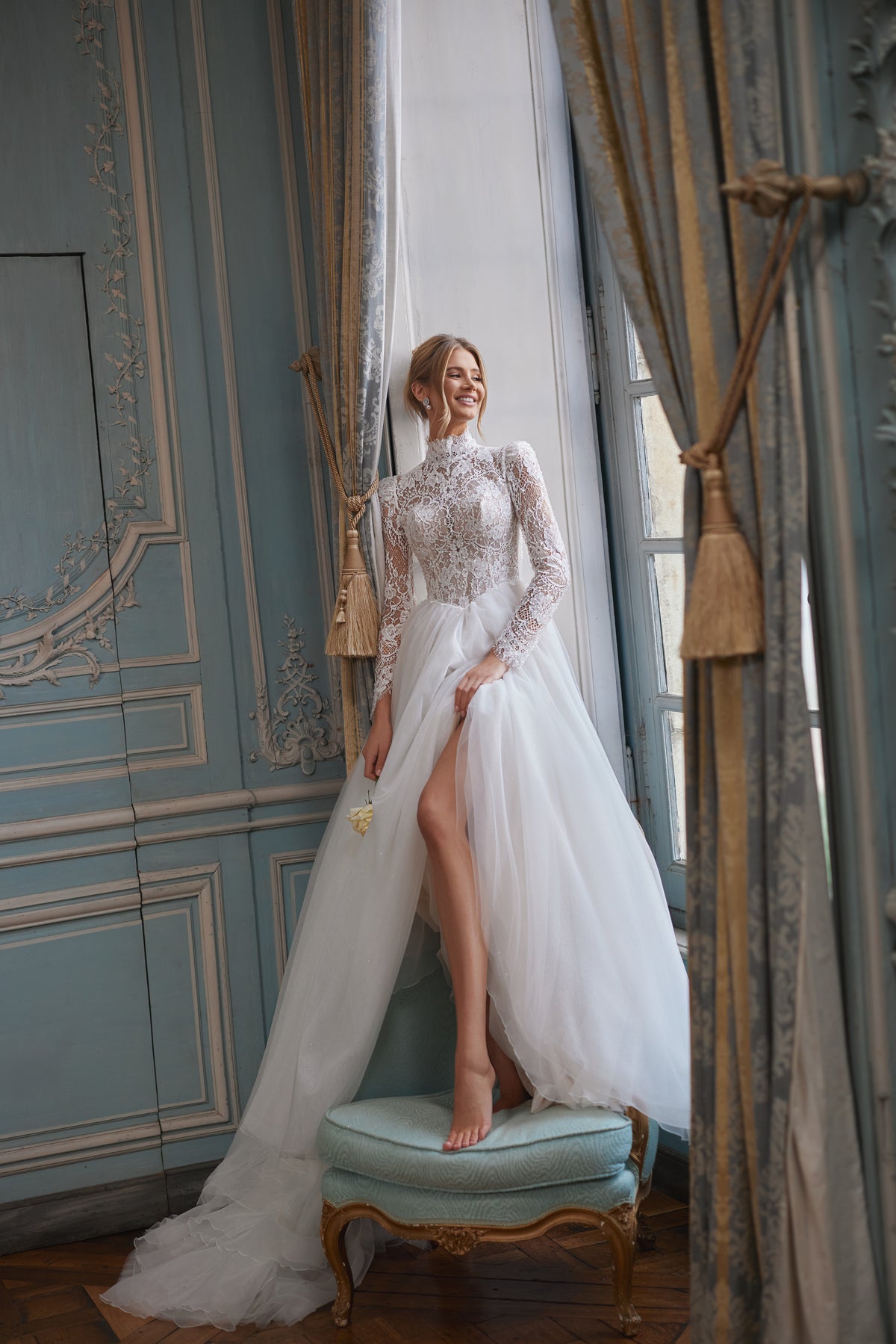Abito da sposa Tonia – abito da sposa a trapezio con un collo alto e lunghe maniche trasparenti in pizzo.