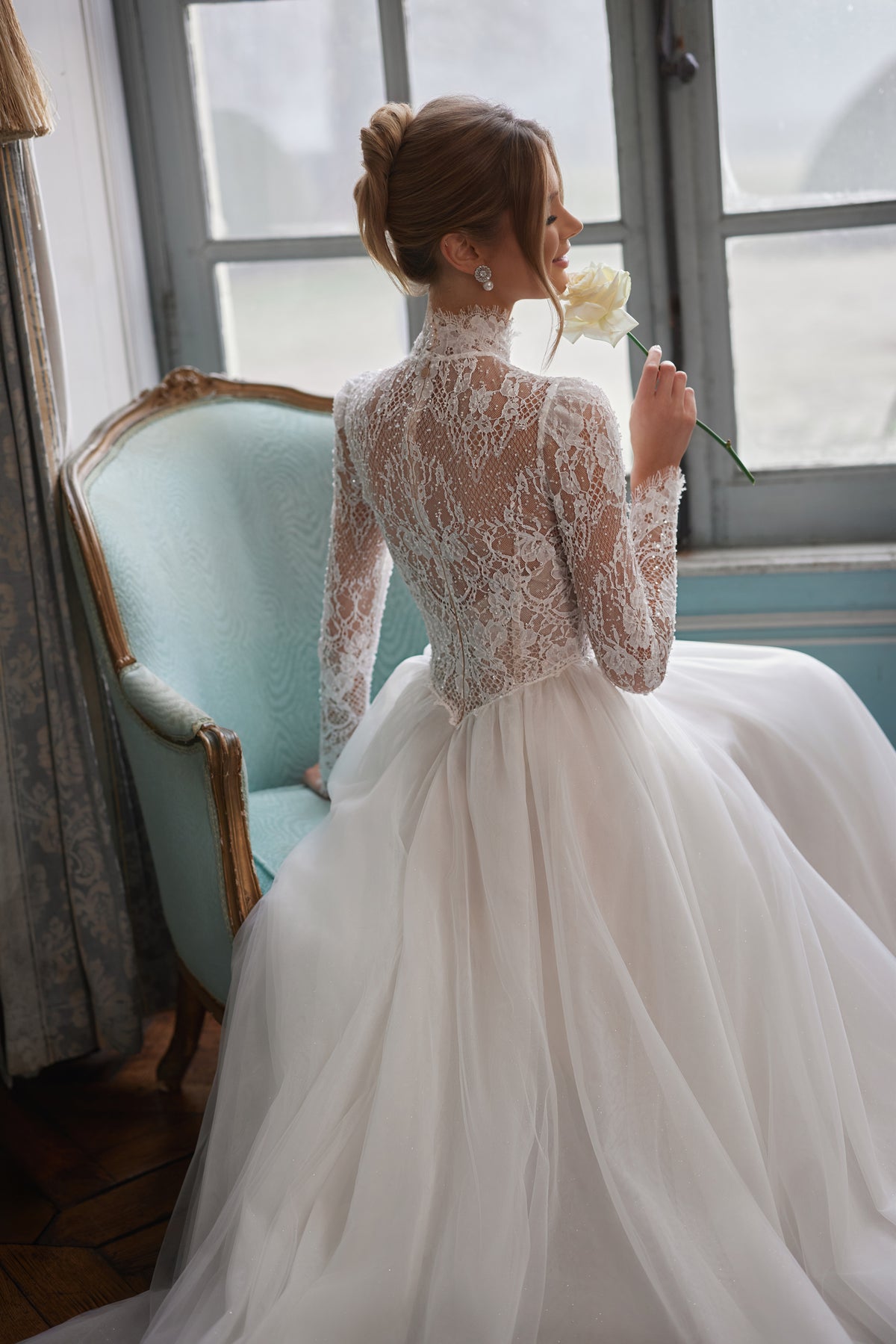 Abito da sposa Tonia – un collo alto e lunghe maniche trasparenti in pizzo.