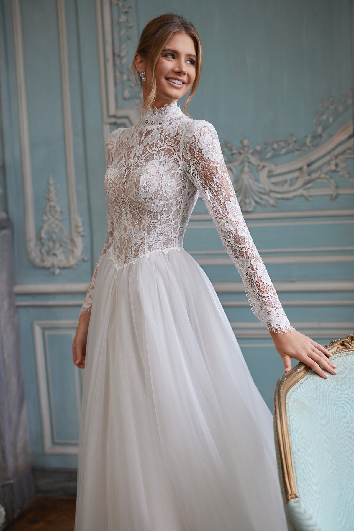 Abito da sposa Tonia – un collo alto e lunghe maniche trasparenti in pizzo, DAMA Couture Something Blue 2027.