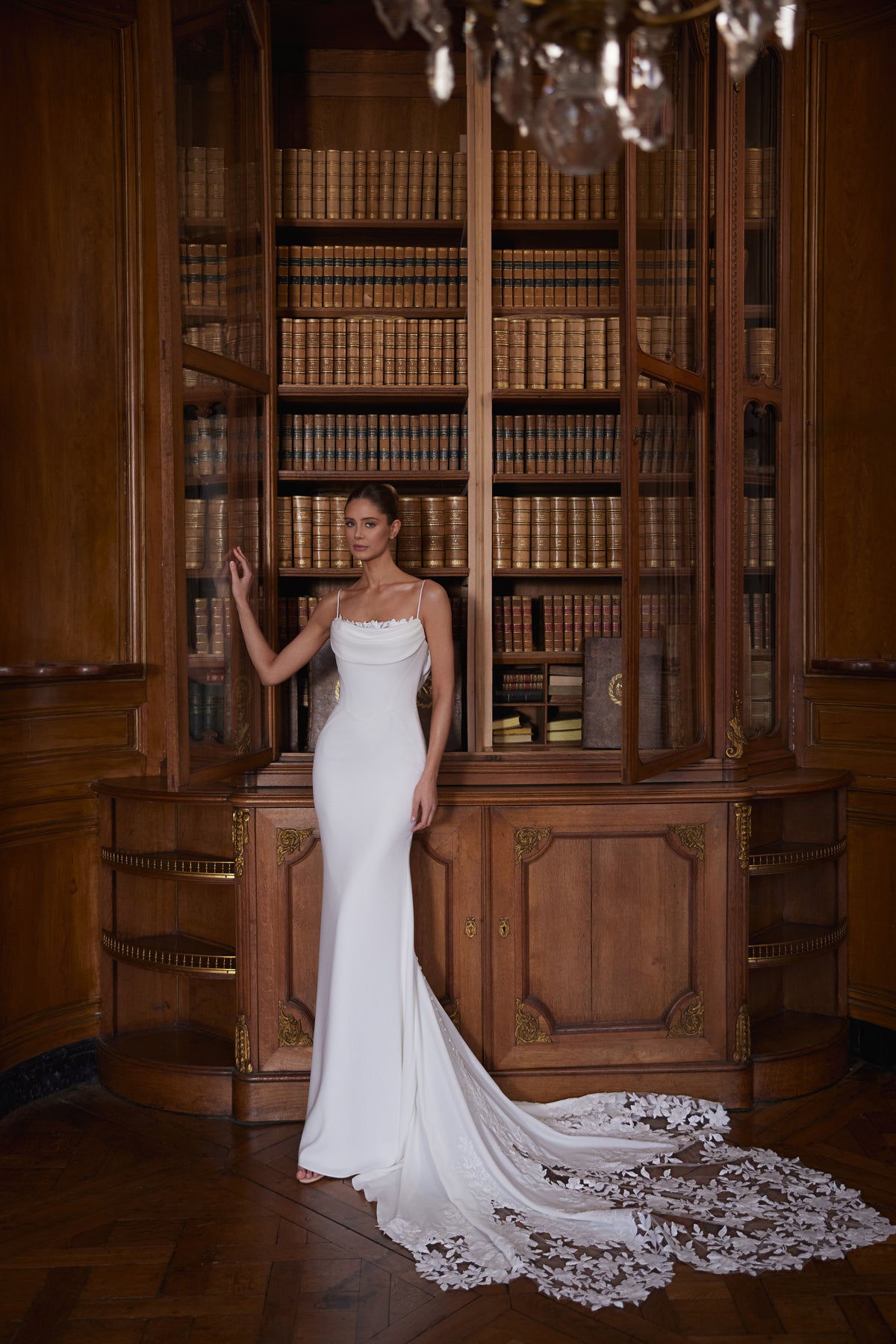 Abito da sposa Valerie – spalline sottilissime e uno scollo ad anello morbidamente drappeggiato, DAMA Couture Something Blue 2027.