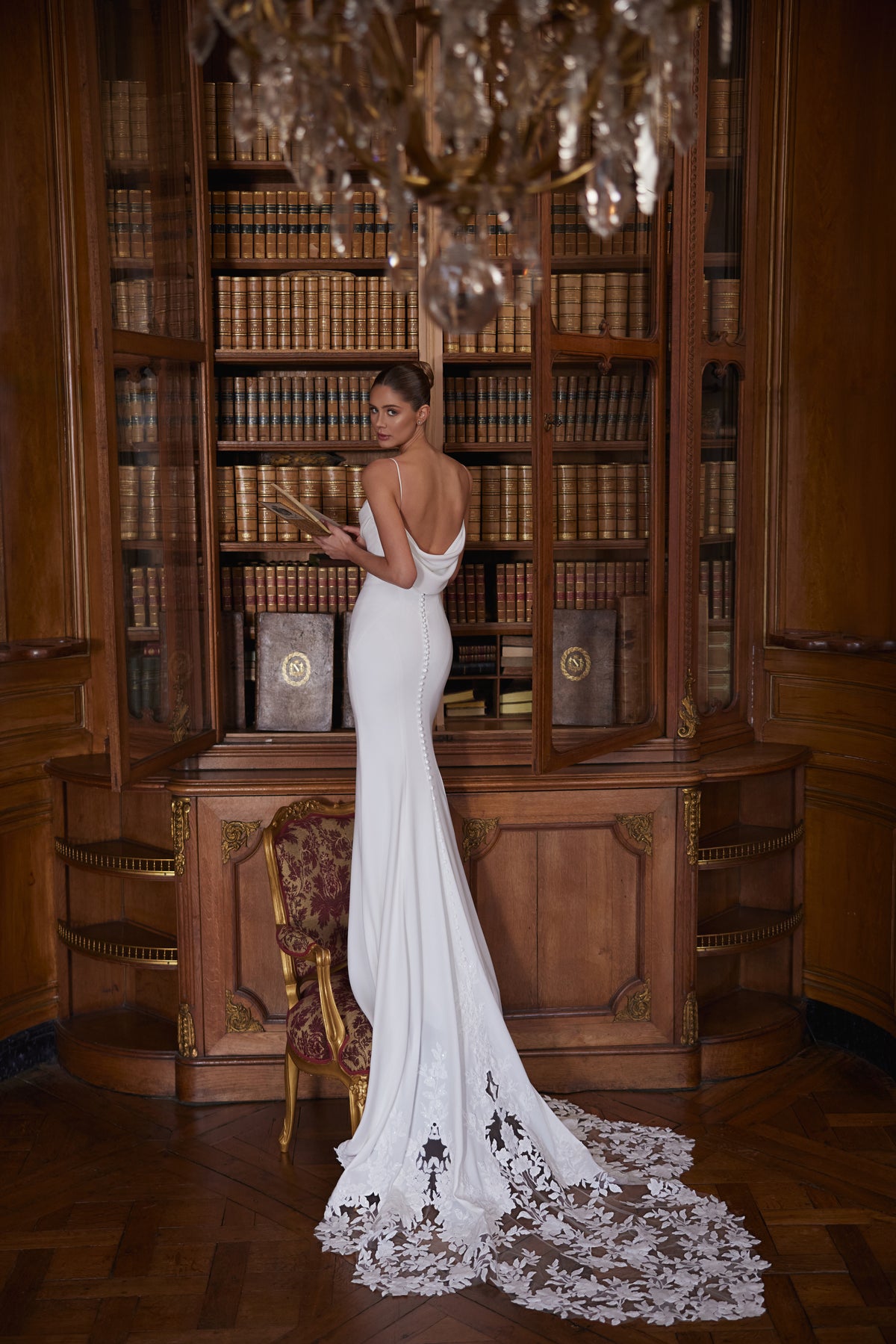 Abito da sposa Valerie della collezione Something Blue 2027 – spalline sottilissime e uno scollo ad anello morbidamente drappeggiato.