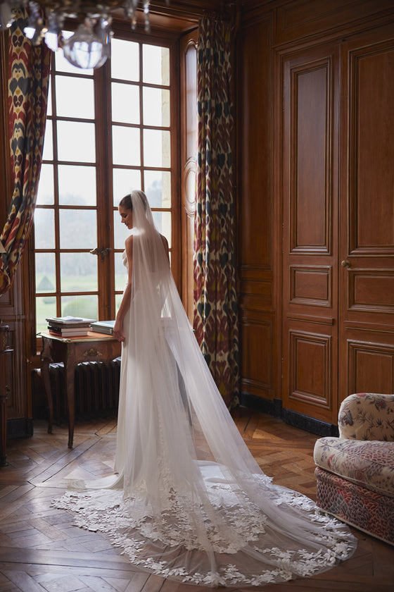 Velo Valerie: corto velo in tulle che incornicia le spalle, indossato con l’abito da sposa Valerie.
