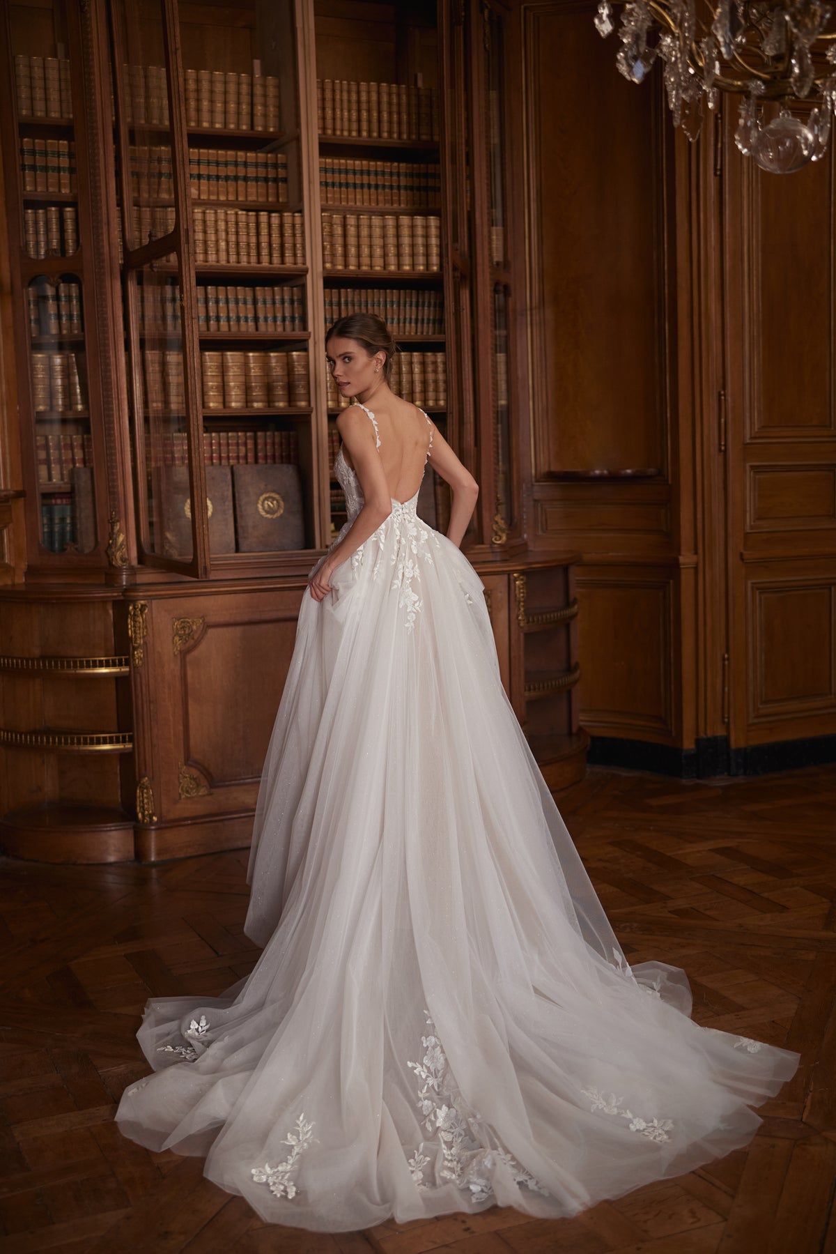 Abito da sposa Veloria – uno scollo a V, spalline floreali e una gonna in tulle a strati.