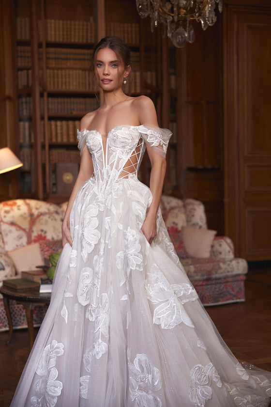 Abito da sposa Vespera – abito da sposa a trapezio con un corsetto che lascia le spalle scoperte, con scollo profondo e stecche visibili attraverso le trasparenze.