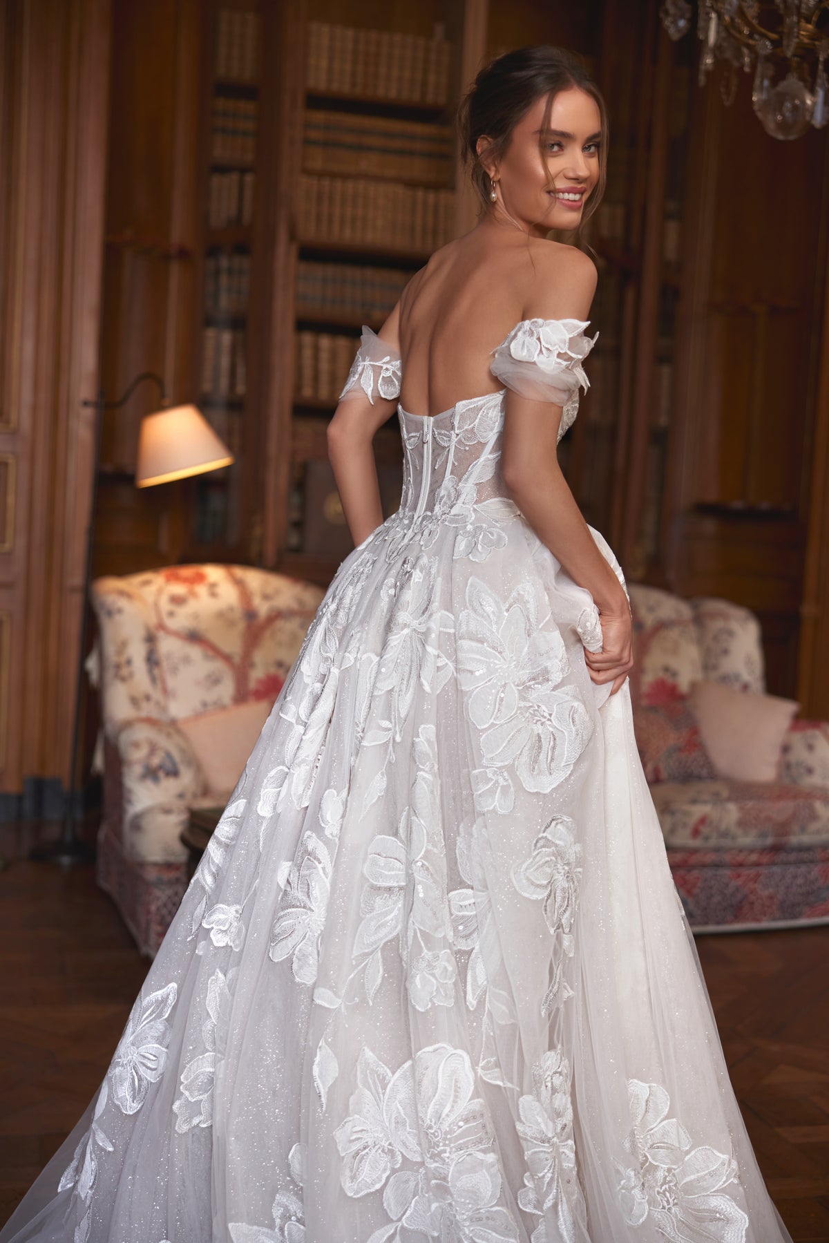 Abito da sposa Vespera – un corsetto che lascia le spalle scoperte, con scollo profondo e stecche visibili attraverso le trasparenze.