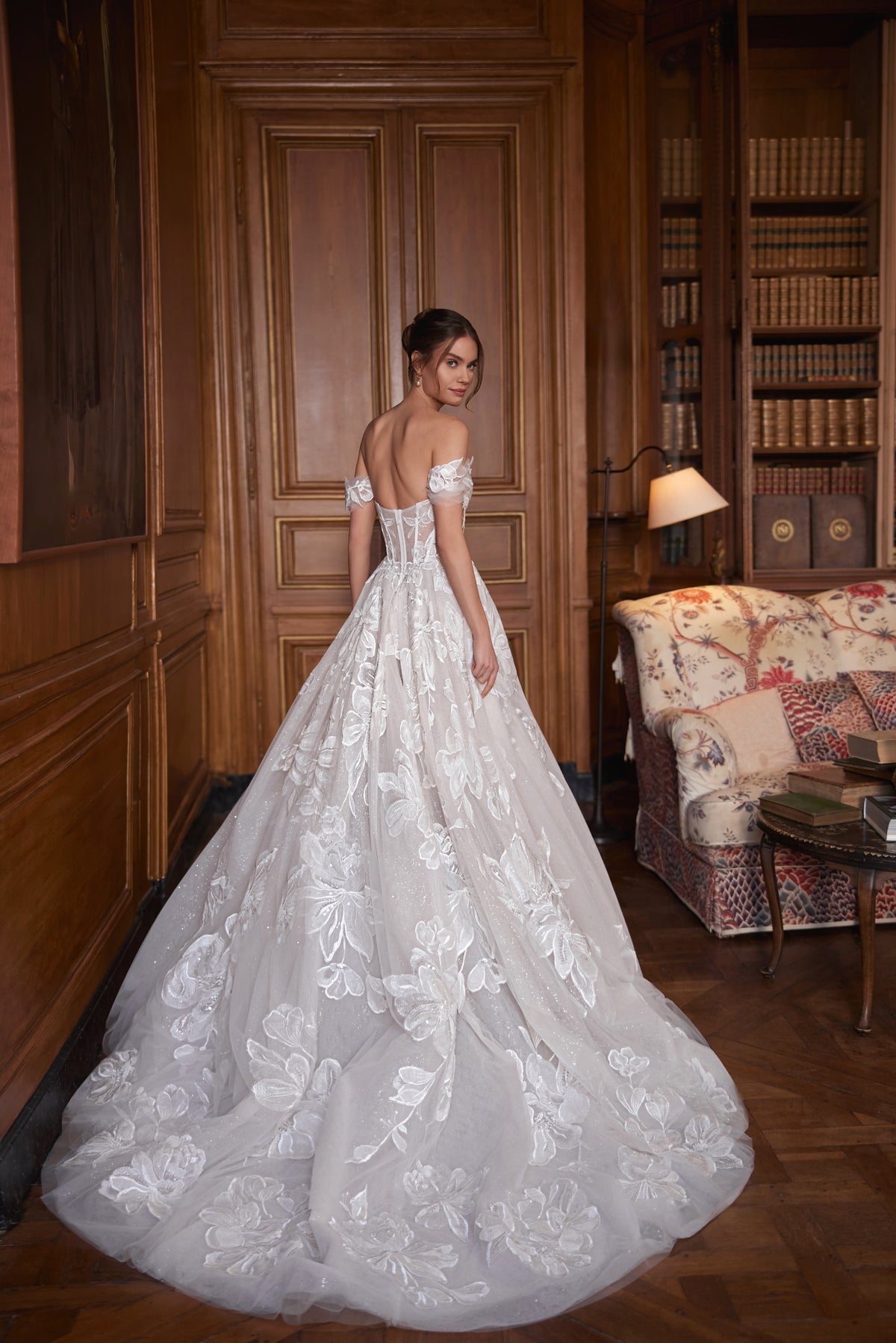 Abito da sposa Vespera – un corsetto che lascia le spalle scoperte, con scollo profondo e stecche visibili attraverso le trasparenze, DAMA Couture Something Blue 2027.
