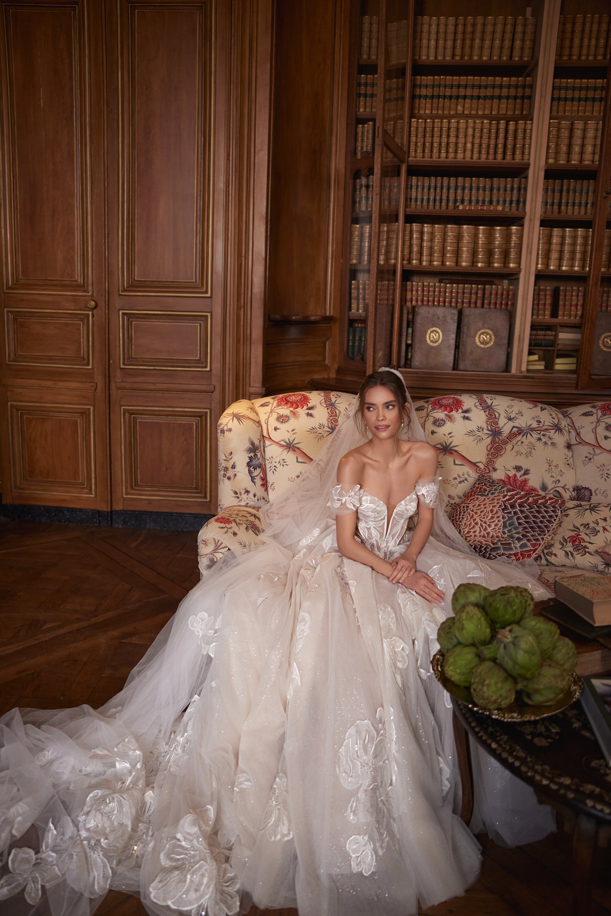 Abito da sposa Vespera della collezione Something Blue 2027 – un corsetto che lascia le spalle scoperte, con scollo profondo e stecche visibili attraverso le trasparenze.
