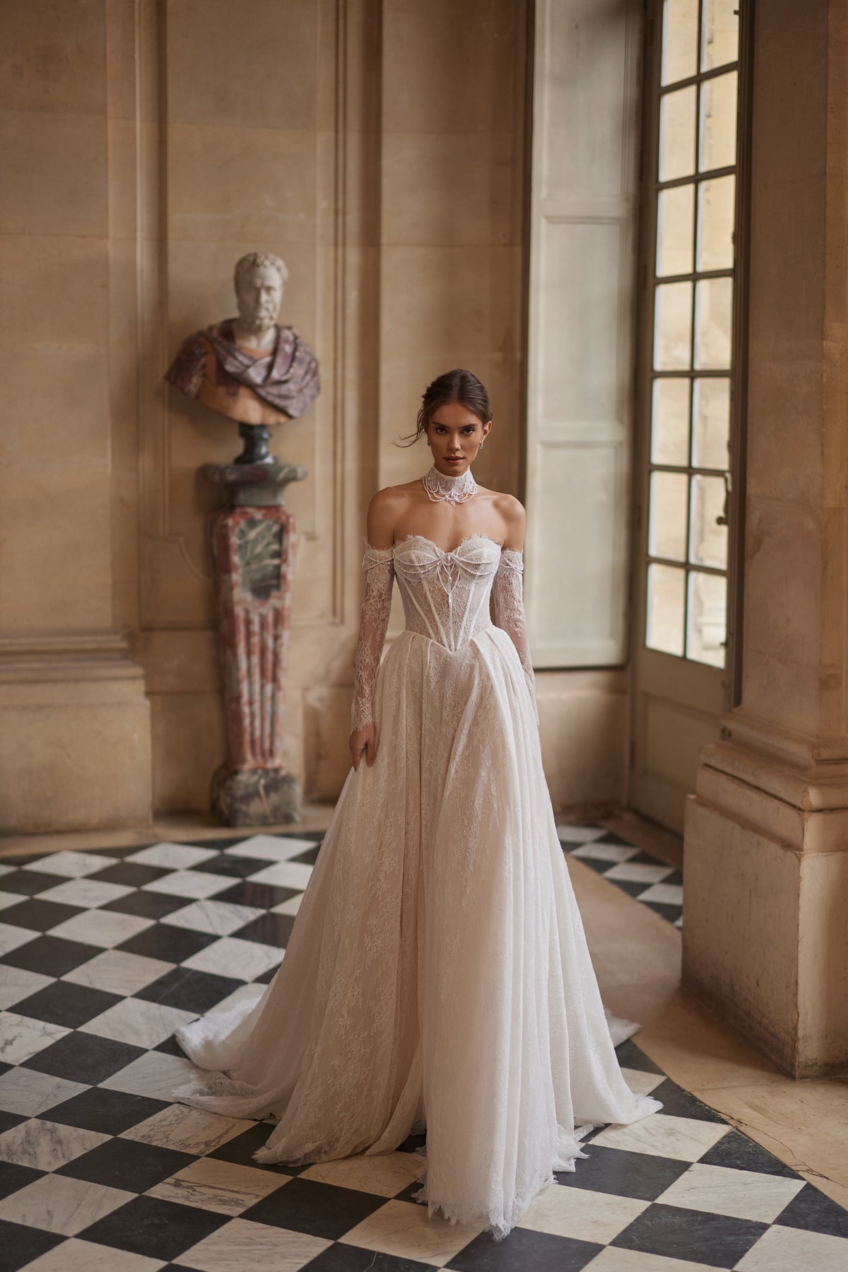Abito da sposa Blanche – abito da sposa a trapezio con un corsetto decorato di perline, una morbida gonna in pizzo e maniche che lasciano le spalle scoperte.