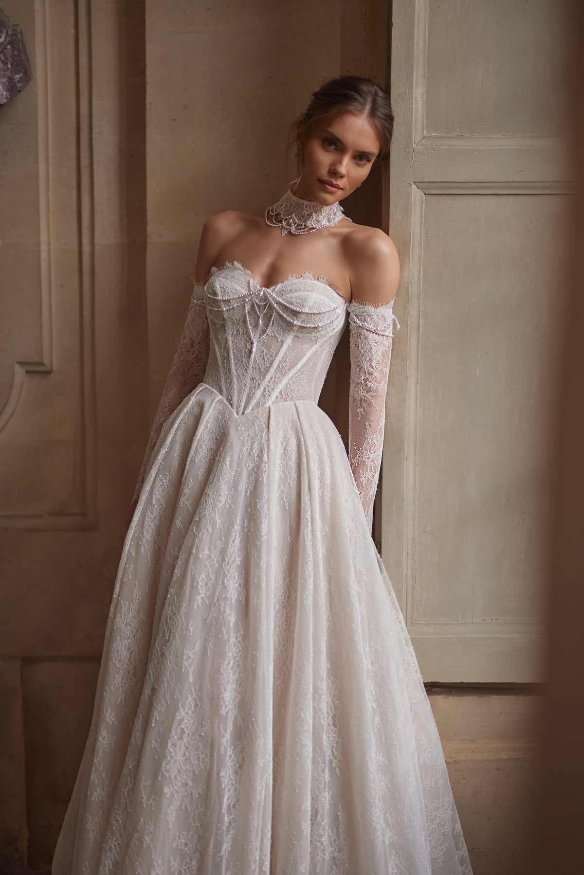 Abito da sposa Blanche – un corsetto decorato di perline, una morbida gonna in pizzo e maniche che lasciano le spalle scoperte, DAMA Couture Something Blue 2027.