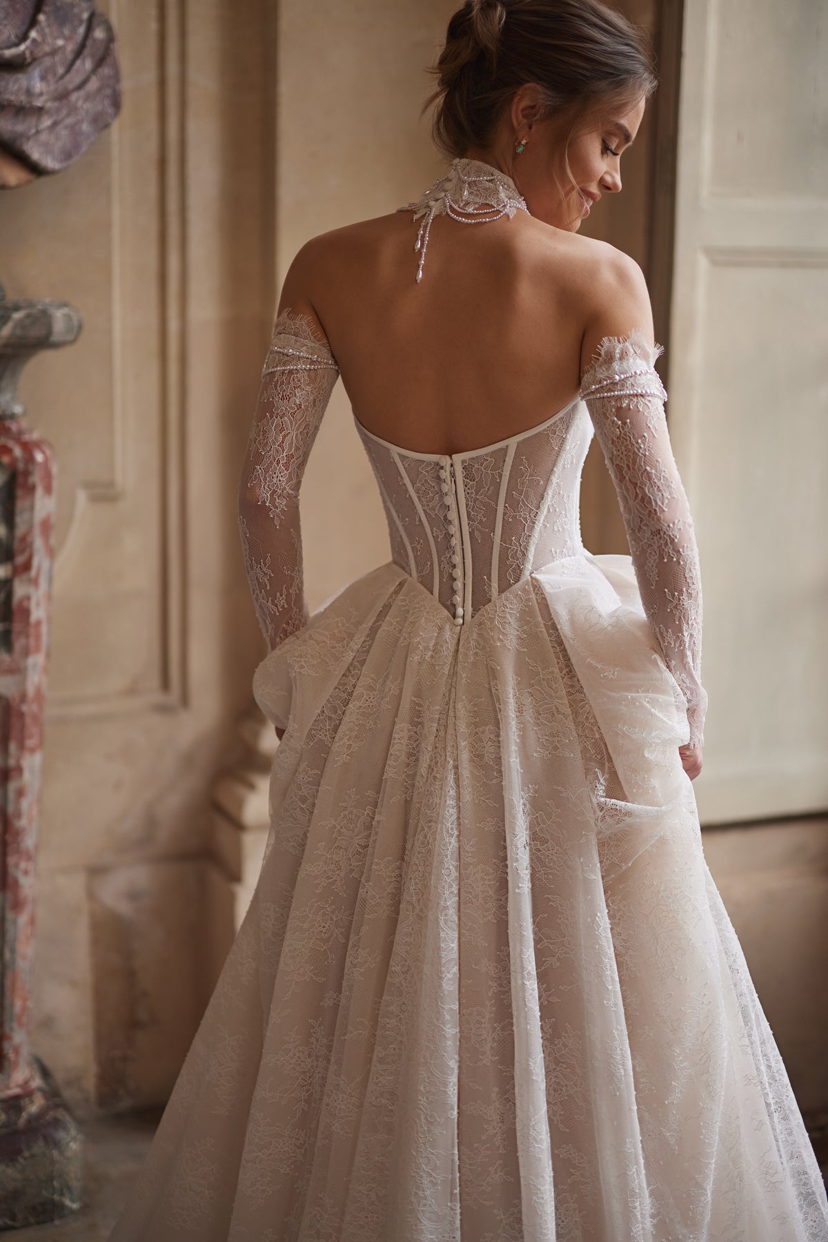 Abito da sposa Blanche – un corsetto decorato di perline, una morbida gonna in pizzo e maniche che lasciano le spalle scoperte.