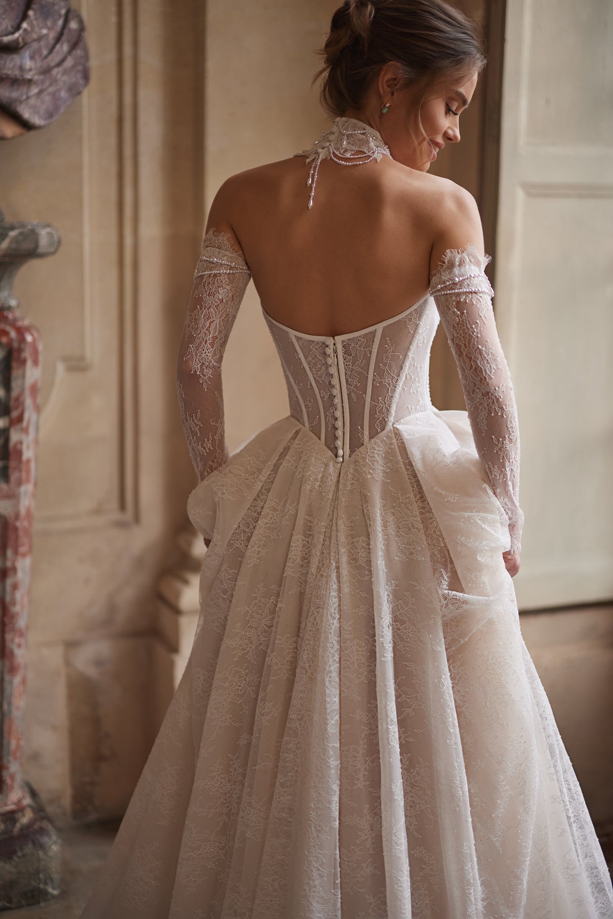 Choker Blanche – choker in pizzo realizzato a mano che incornicia lo scollo.